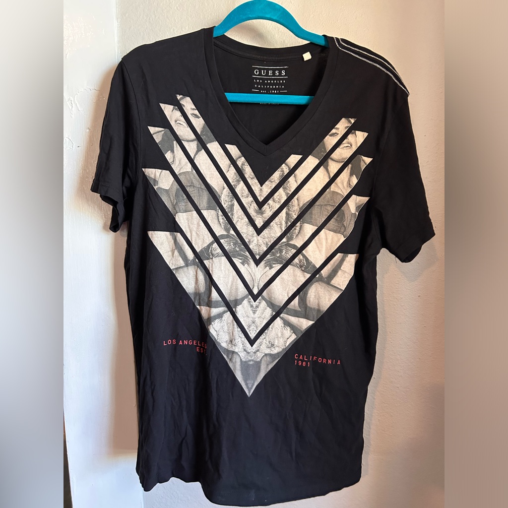 Guess Graphic V Design Black Size M